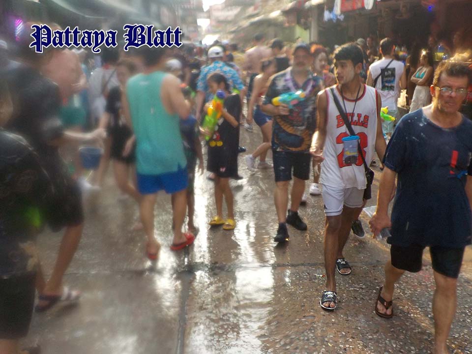 Mitmachen oder fernbleiben ausländische Touristen diskutieren über verlängertes Songkran in Pattaya