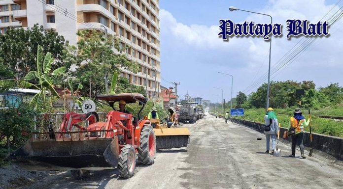 Pattaya öffnet eine Fahrspur der Eisenbahnparallelstraße während Asphaltarbeiten