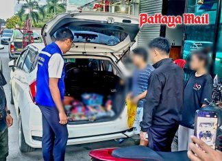 Pattaya officials raid illegal vape sales operation as owner confronts law enforcers