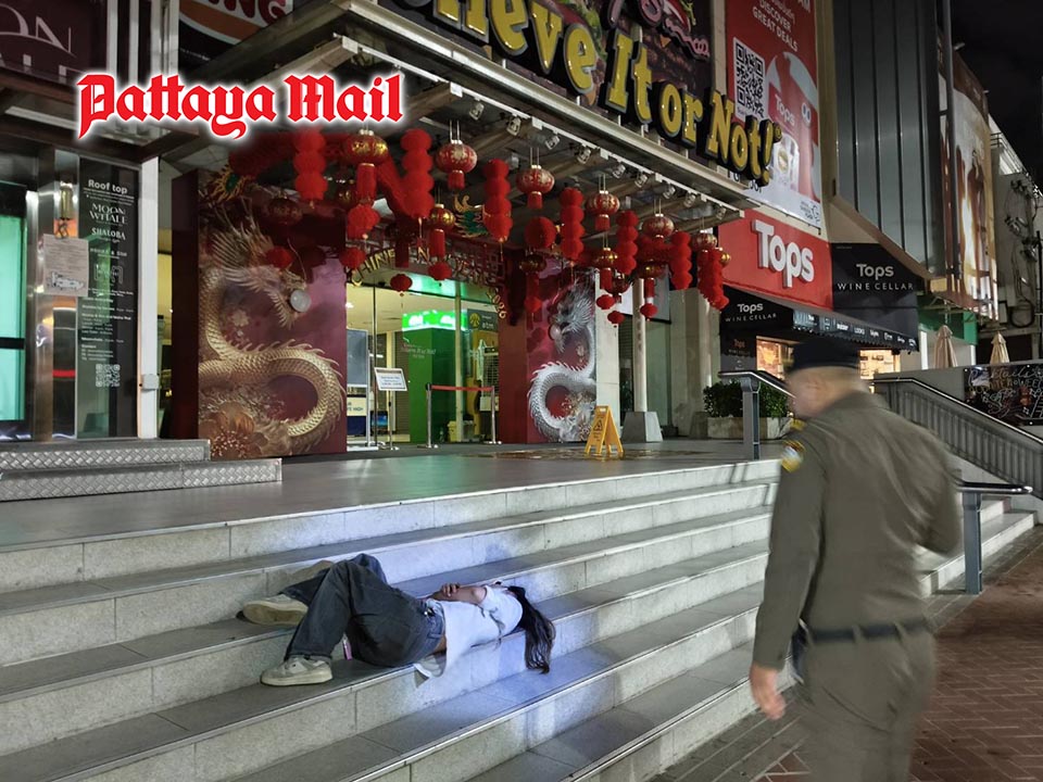 Tourist found passed out on Pattaya mall steps, officials step in