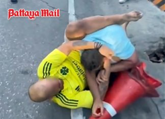 Foreign tourists brawl on Pattaya street before shocking stunt, then shake hands and walk away