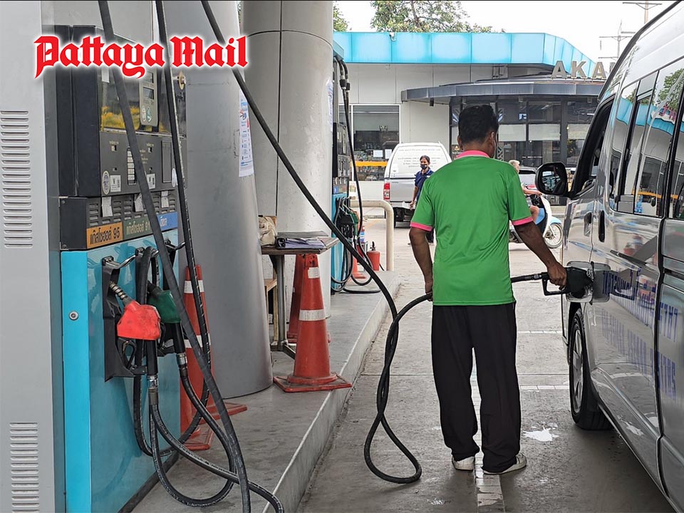 Pattaya-13-Motorists-say-%E2%80%98Price-doesnt-matter-just-let-us-fill-up-as-fuel-queues-stretch-in-Sri-Racha-copy.jpg