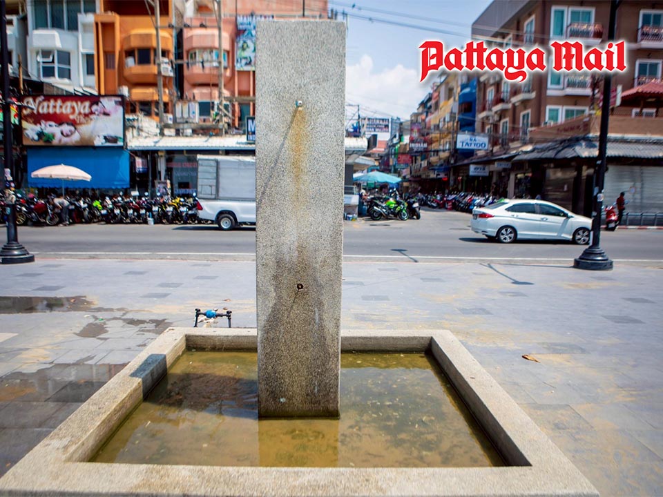 Stinking mess on Pattaya Beach as broken wash basin alarms locals