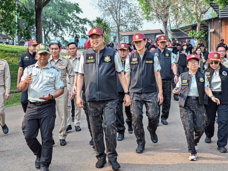Deputy PM Suchart inspects northern haze crisis as wildfire fight intensifies across Chiang Mai