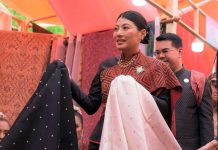 Princess Sirivannavari visits Phrae Wa Silk Center in Kalasin to promote traditional Thai textiles
