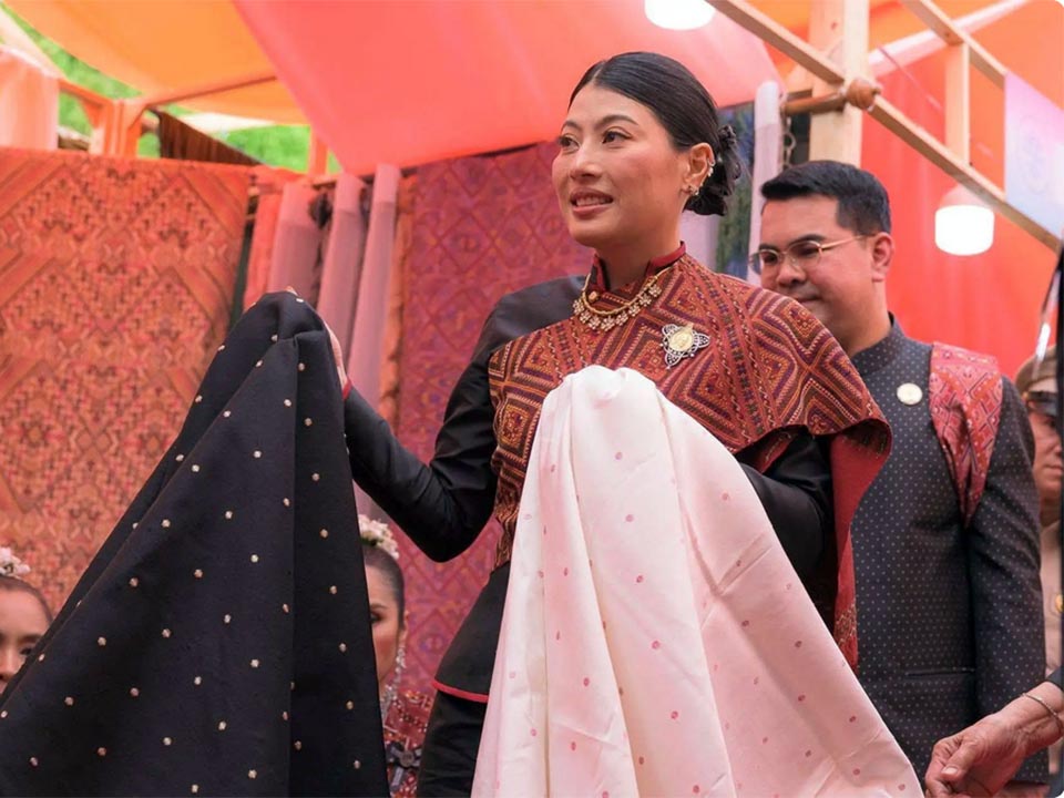 Princess Sirivannavari visits Phrae Wa Silk Center in Kalasin to promote traditional Thai textiles