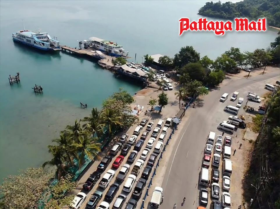 Tourists begin leaving Thailand’s three major Trat islands traffic jams stretch over 1.5 km at ferry piers