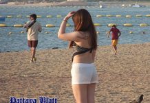 Glühende Nachmittagshitze auf Pattaya Beach – Touristen genießen die Sonne