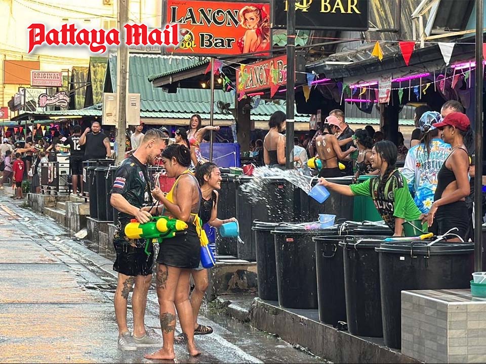Pattaya Soi 7–8 erupts in early Songkran splash as tourists flock in