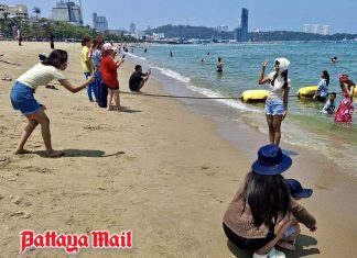 Doctors warn of dangerous heatstroke risk as temperatures soar in Thailand