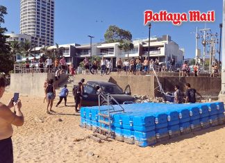 Black pickup crashes through fence and lands on beach in shocking Jomtien incident