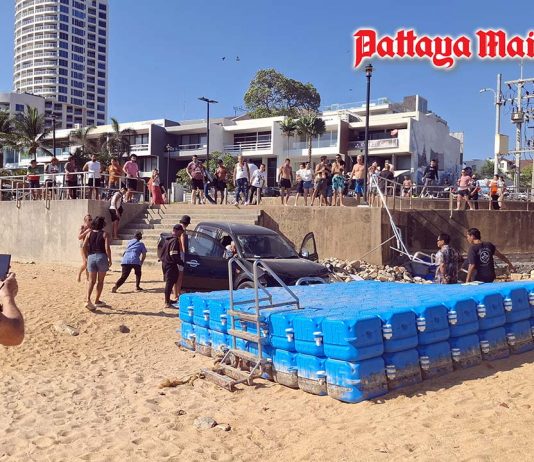 Black pickup crashes through fence and lands on beach in shocking Jomtien incident