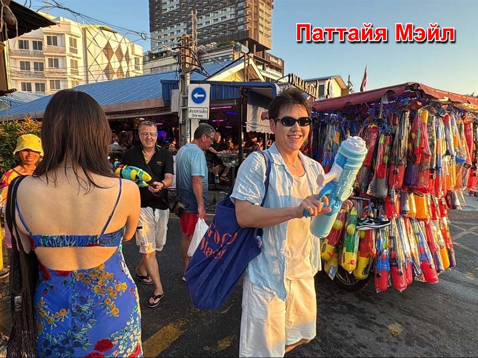 Паттайя: Сои 7–8 раньше времени погружается в Сонгкран — туристы заполняют улицы