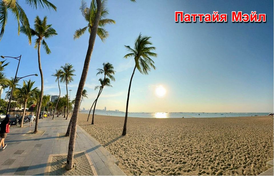 Палящее дневное солнце над пляжем Паттайи приносит пик жары на побережье