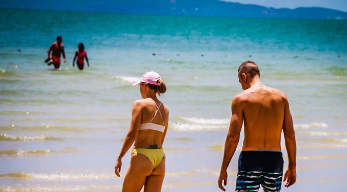 Russische Touristen aus Pattaya loben Sai-Kaew-Strand während der Küstentourismus in Sattahip wächst