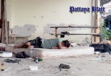Gestrandeter Ausländer hinter Tukcom Süd-Pattaya obdachlos aufgefunden
