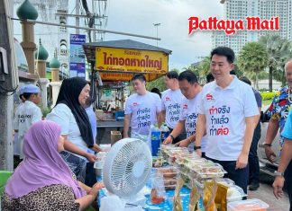 Poramet takes campaign trail to Ton Krabok community with ‘We Love Pattaya’ team