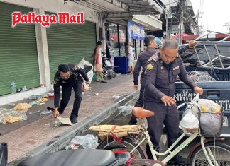 Pattaya officers clear sidewalk clutter near Naklua Market after public complaints