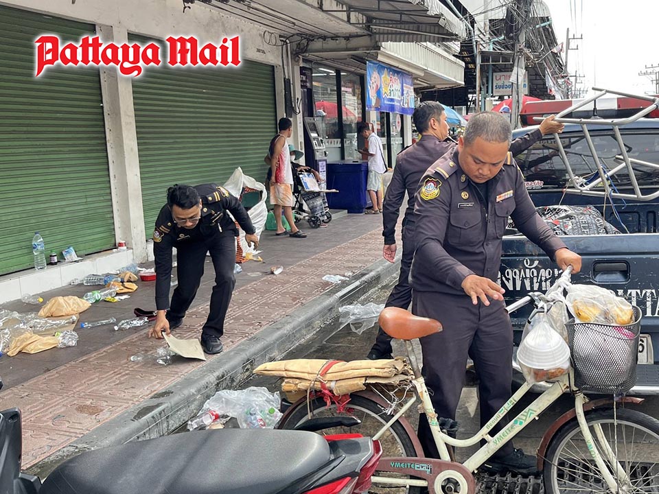 Pattaya officers clear sidewalk clutter near Naklua Market after public complaints