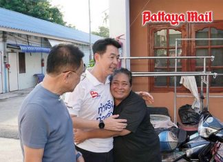 Pattaya mayoral hopeful Poramet visits Baan Mankong community as election race intensifies