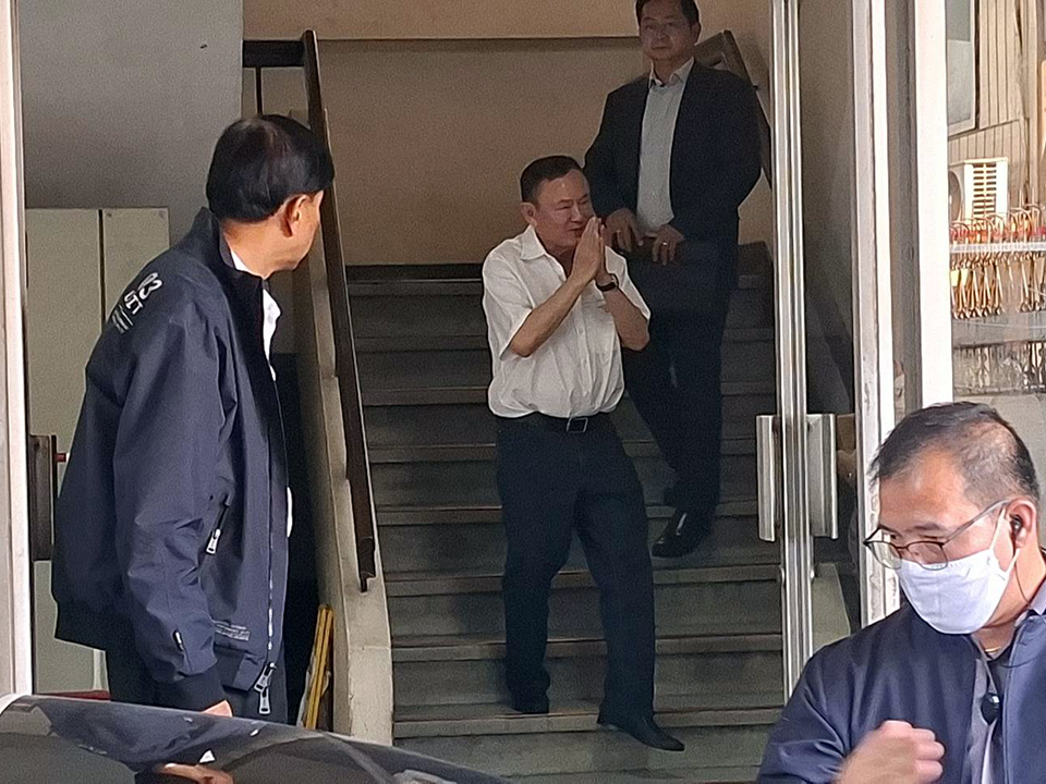 Thaksin reports to Probation Office wearing EM bracelet, calls process ‘Just a Formality’