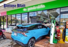 82-jähriger Fahrer spricht von plötzlicher Beschleunigung nach Unfall in Geschäft in Sattahip