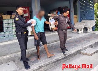 Pattaya officers rush to aid homeless man after seizure near Naklua canal