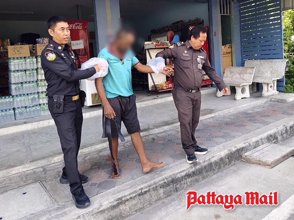 Pattaya officers rush to aid homeless man after seizure near Naklua canal