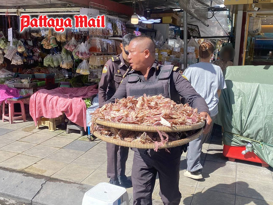 Dried seafood odor prompts Pattaya officials to act near market road