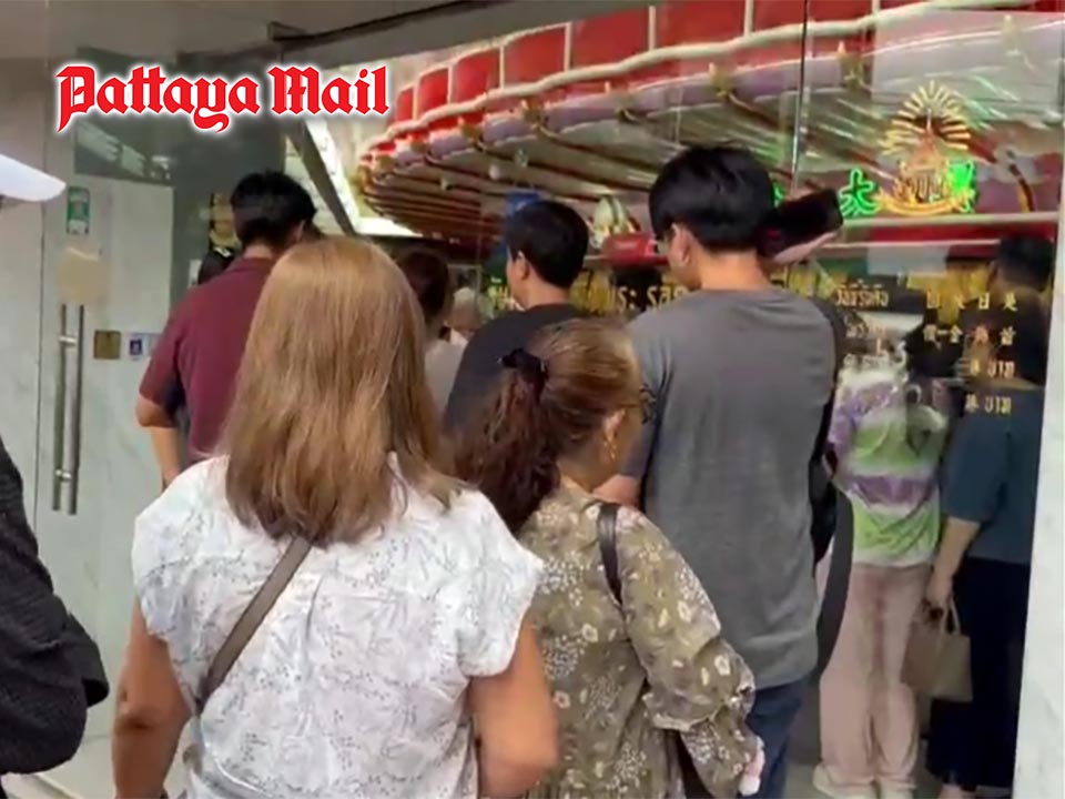 2,000-baht gold price crash sends Bangkok’s Yaowarat into a buying and selling frenzy