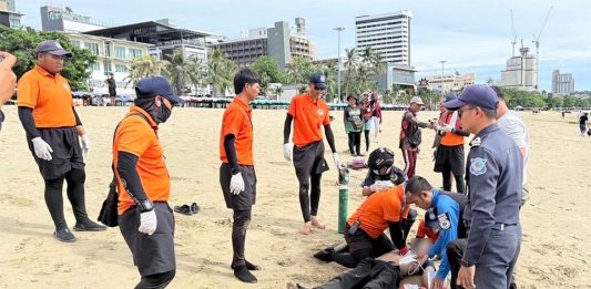 Desperate beach rescue in Pattaya as lifeguards battle to save drowning victim