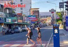 Pattaya strong sunshine and passing rain clouds keep tourists on foot guessing