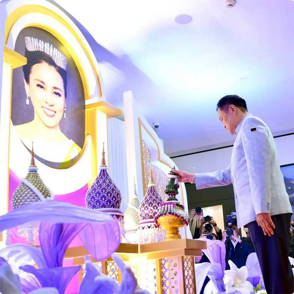 Royal tribute exhibition opens at Siam Paragon to celebrate Queen’s 48th Birthday