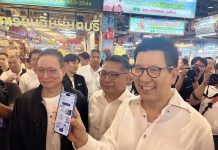 Ekniti visits Thonburi Market to review Thais Help Thais Plus program