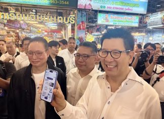 Ekniti visits Thonburi Market to review Thais Help Thais Plus program