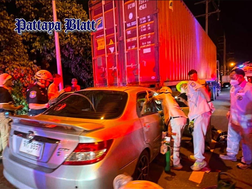 Fabrikarbeiter nach Auffahrunfall auf Sattelauflieger in Ost-Pattaya schwer verletzt