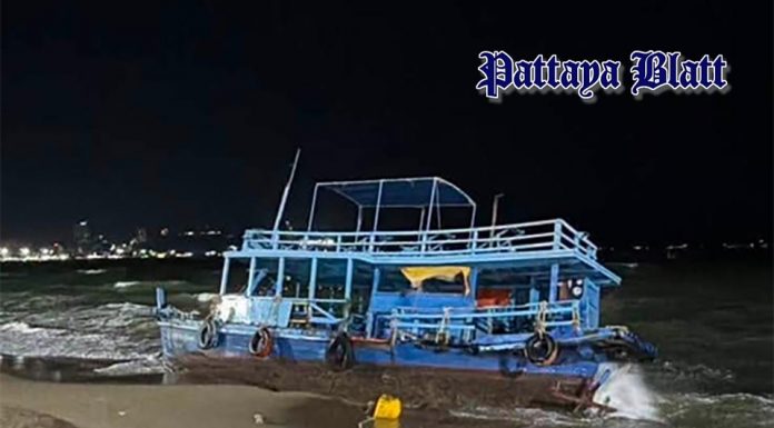 Ausflugsboot reißt vor Pattaya vom Anker los und wird von den Wellen an den Strand geschleudert