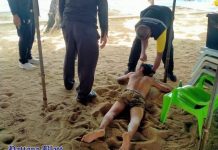 Beamte in Jomtien helfen bewusstlosem Mann im Strandliegenbereich