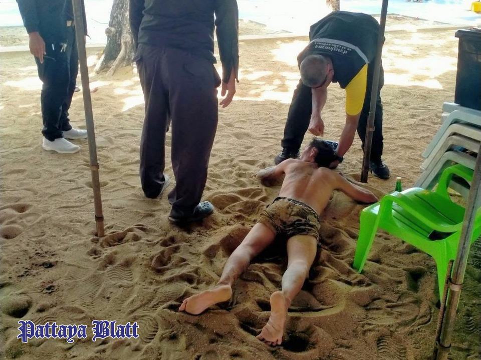Beamte in Jomtien helfen bewusstlosem Mann im Strandliegenbereich