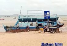 Sturmgeschädigtes Ausflugsboot liegt auch nach fast einer Woche noch am Pattaya Beach