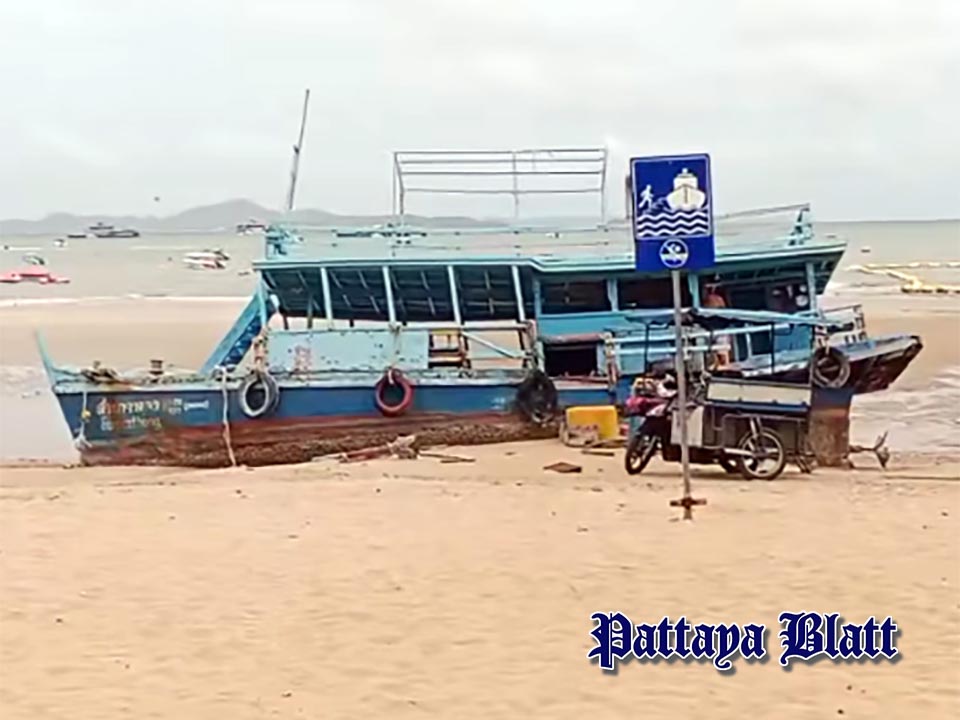 Sturmgeschädigtes Ausflugsboot liegt auch nach fast einer Woche noch am Pattaya Beach