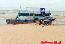 Storm-damaged boat still stranded on Pattaya Beach after nearly a week