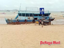 Storm-damaged boat still stranded on Pattaya Beach after nearly a week