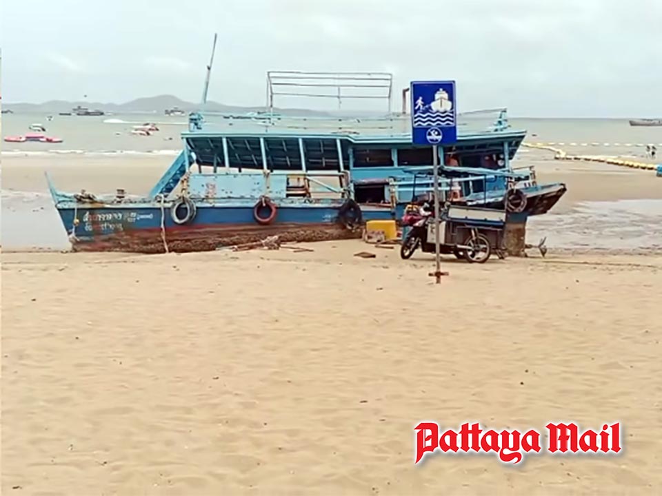 Storm-damaged boat still stranded on Pattaya Beach after nearly a week