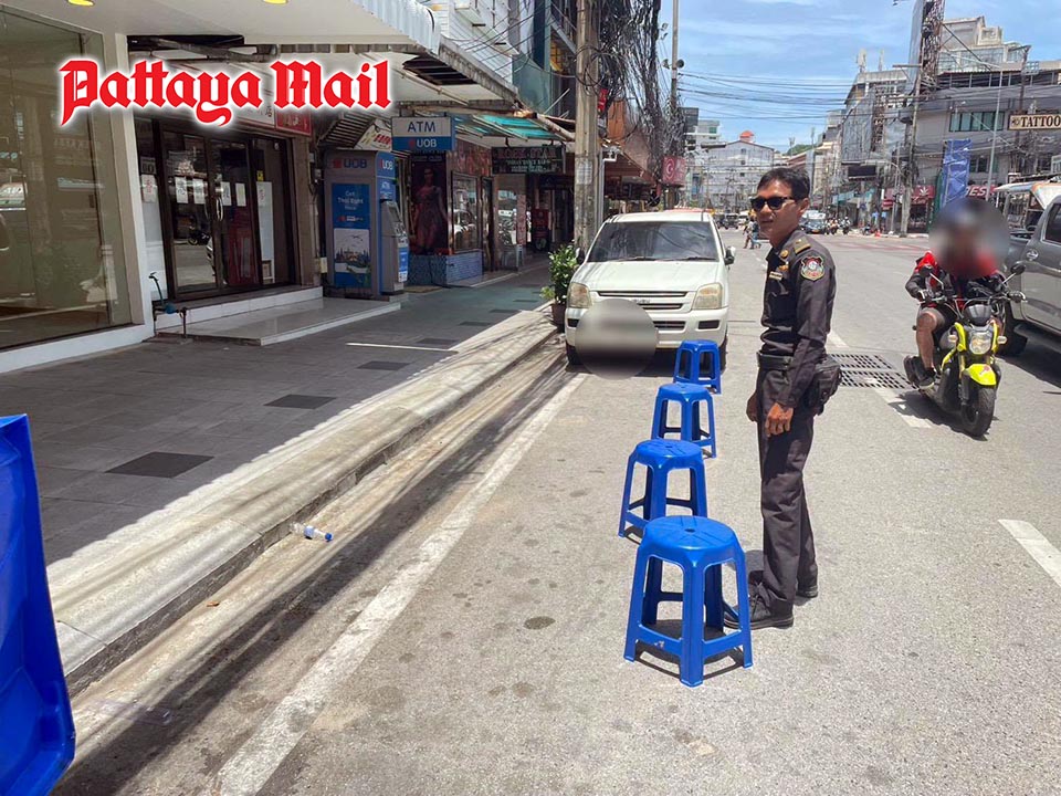 No choice left Pattaya drivers forced into double parking