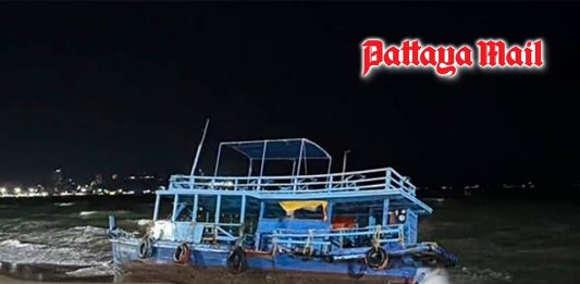Pattaya tour boat breaks free 200 meters offshore before waves smash it onto beach