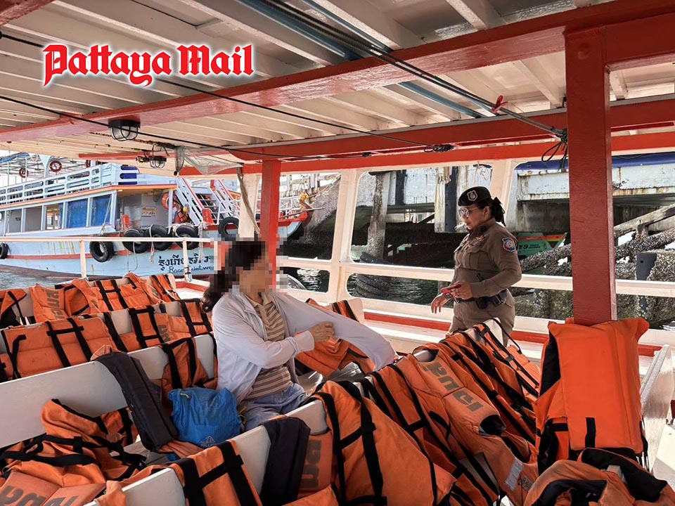 Don’t risk the waves, Pattaya Tourist Police say life jackets are essential