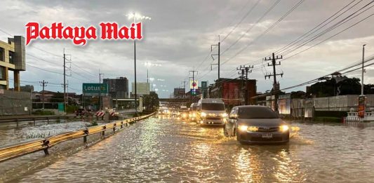 Pattaya flooding disrupts early morning workers and commuters