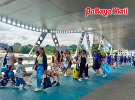 Holiday crowds flock to Koh Larn as Pattaya beaches overflow over holiday weekend