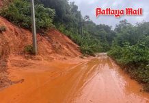 Landslide blocks Chiang Mai road, leaves traffic down to one lane